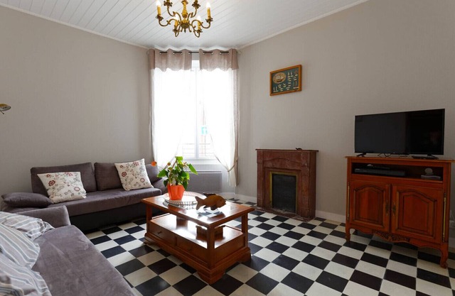 In the heart of the city, pretty house for 6 with garden