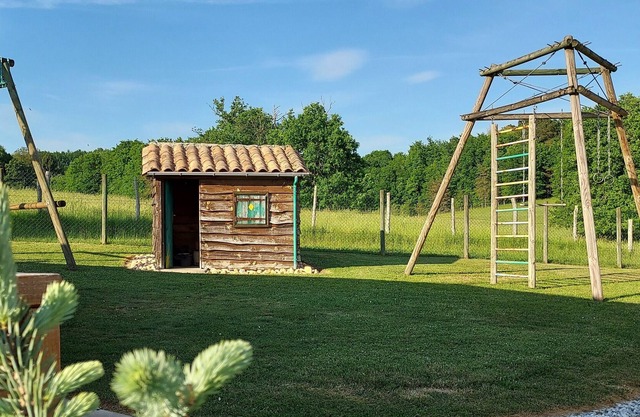 In the heart of Périgord, chalet for 5 people with swimming pool in a green setting.