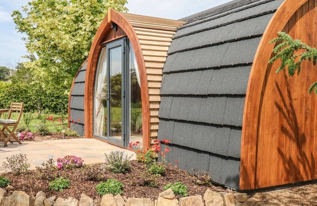 In the heart of the countryside close to the river Tamar & offers tranquillity