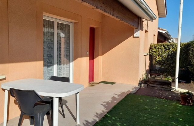 In the heart of the Blayais region, quiet, spacious apartment 800 m from town center.