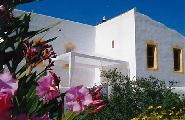 In the heart of the orange trees of the Algarve between beach and countryside