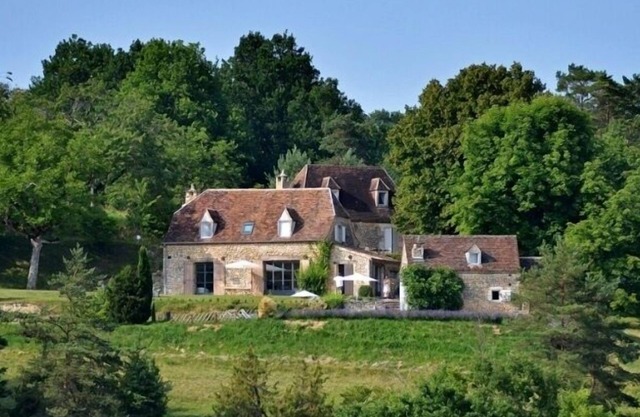 In the heart of the Périgord Noir, an old 18th century farm with complete independence