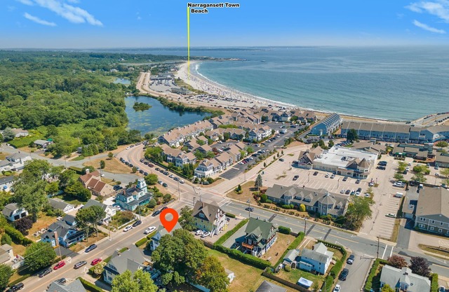In the heart of the Pier, short walk to Narragansett Beach, Towers and shops!