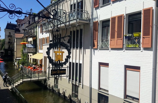 In the middle! Ideally located in the center/old town/pedestrian zone on Dreisambächle