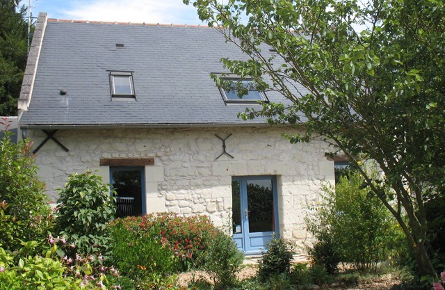 In the Saumur vineyard, house of character in tuffeau, calm and spacious