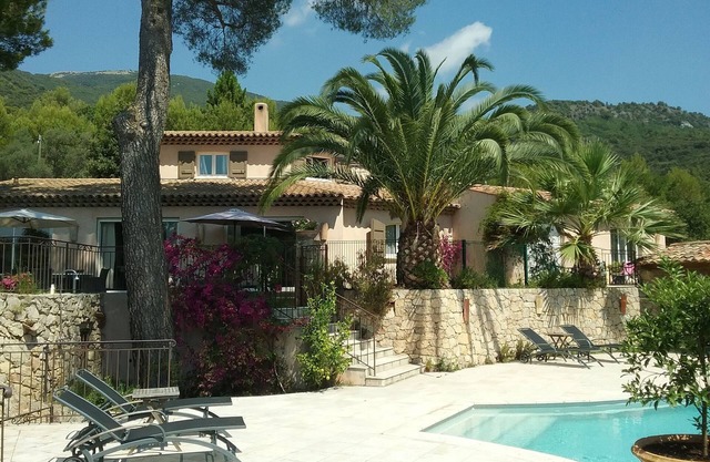 In Tourettes-sur-Loup, charming gite with infinity pool