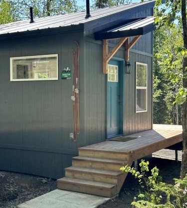 Incredible Cabin Surrounded by Trees and Hot-tub Provided in Anchorage, Alaska