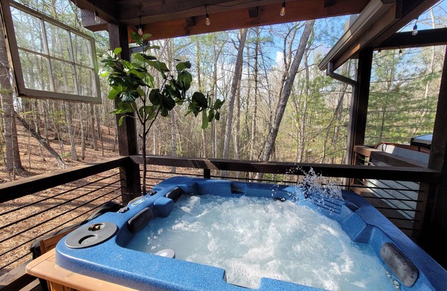 Incredible firepit, luxurious cabin, indoor&outdoor fireplaces. Minutes to town.