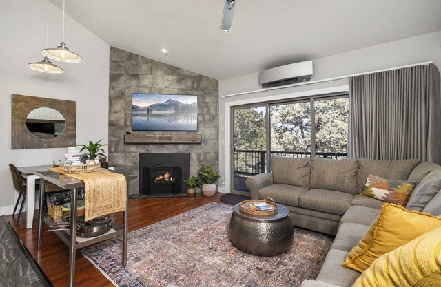 Incredible Mt. Bachelor Village Escape, Impeccable Decor, 10 Min to Downtown & Old Mill, Deck, & BBQ