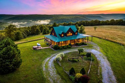 Incredible Pet-Friendly Cabin Located on Top of a Magnificent Mountain in Compton, AR