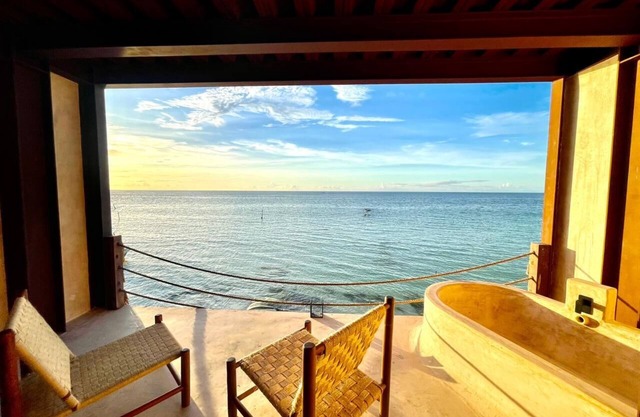 Incredible Suite Room with POOL VIEW & TUB/1 King Size