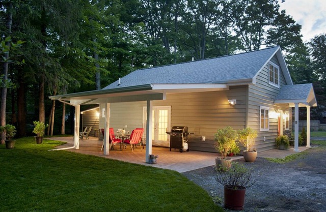 INCREDIBLE “WALKABLE” RENTAL with Sawkill Creek Views