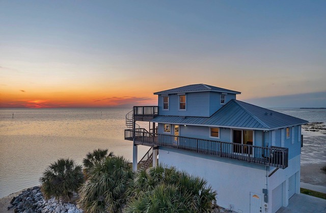 Incredible Water Views, 3BR/3.5 BA House on the Gulf, Fish, Relax, Close to TPAn