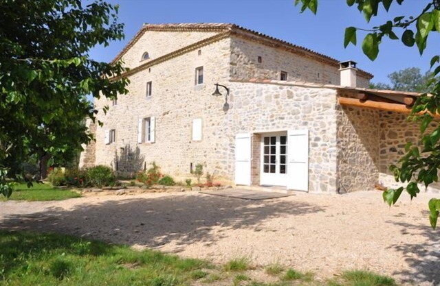 Independent luxury cottage, stone farmhouse, secure pool weekend specials