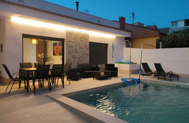 Independent villa with private pool, 5 min from the beach!