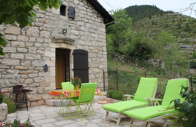 Independent stone house overlooking the medieval city of Sainte Enimie