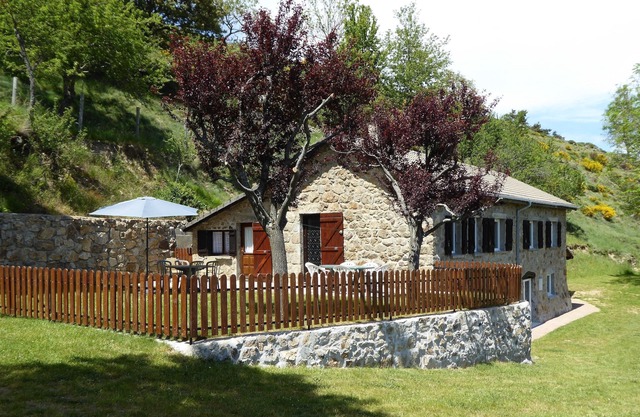 Independent, very comfortable quiet house near lake and forest