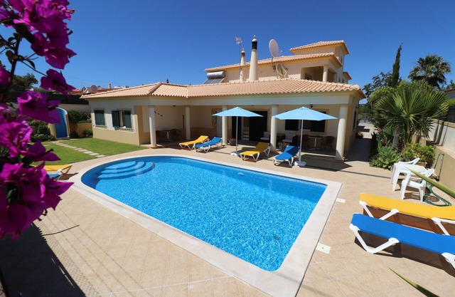 Independent 1 bedroom apartment at Spectacular villa pool, air con,near Old Town