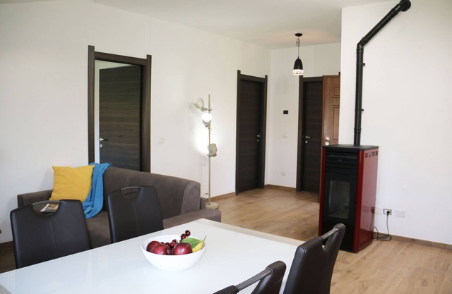 Independent Agrifoglio apartment in holiday home with garden and barbeque