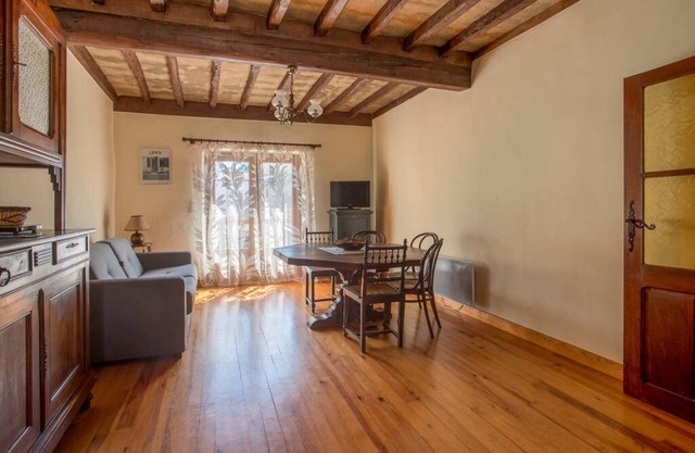Independent apartment for 4 to 5 people, town center and very quiet.