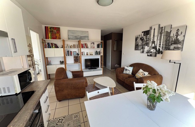 Independent apartment 5 mins from the airport- 2 bedrooms- bathroom-kitchen