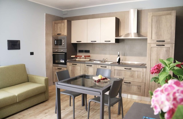 Independent Cherry apartment in holiday home with garden and barbecue