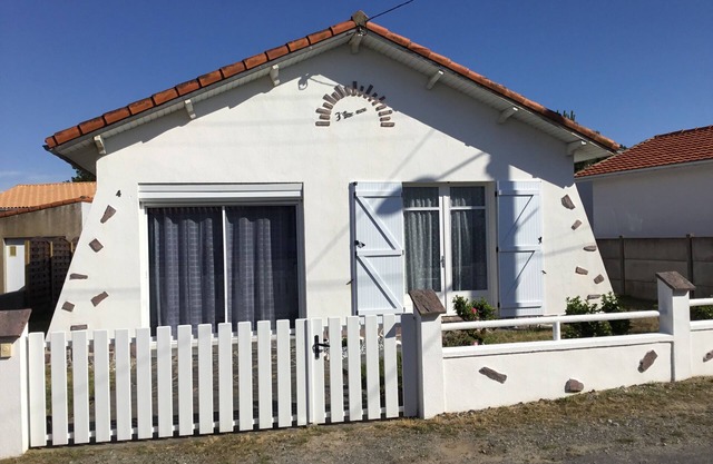 INDEPENDENT HOUSE CLOSE TO SEA AND PORT LA GRAVETTE 50 M