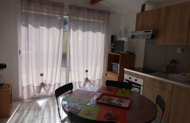 Independent maisonette rental for 2 people with private garden and swimming pool
