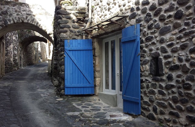Independent room. Atypical house. Medieval hamlet at the foot of the volcanic neck