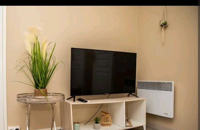 Independent studio in villa with swimming pool