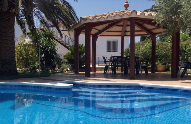 Independent villa, pool, 10x300m yard, beach, Wi-Fi, for disabled people