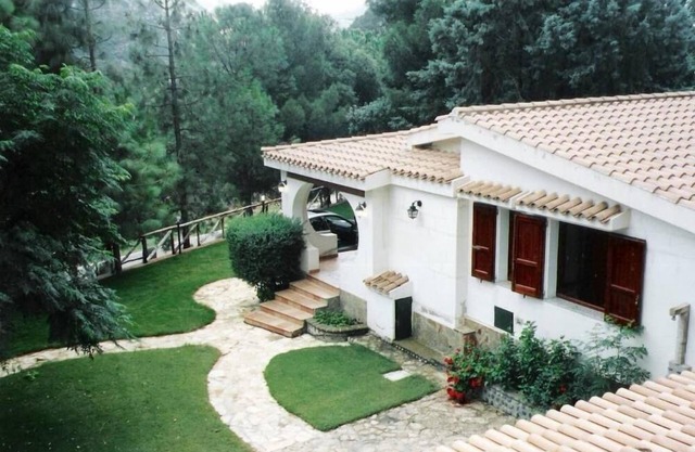 Independent villa with exclusive property garden
