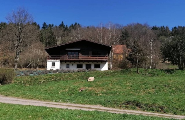 Individual chalet for up to 12 people. Tennis court.