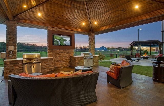 Indoor Pool & Hot Tub. Free Breakfast. Great for Small Groups!