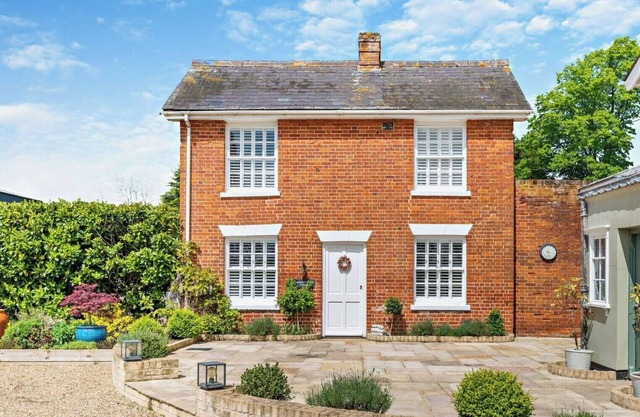 Indulge in elegance at Toppesfield Hall Cottage: Hot Tub, Tennis, Bike Hire, Relaxation Treatments!