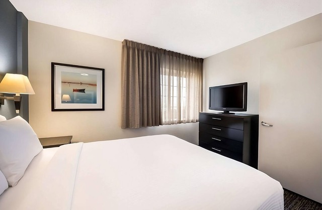 Indulge in Home Like Comfort! Full Kitchen, Pet-Friendly Property