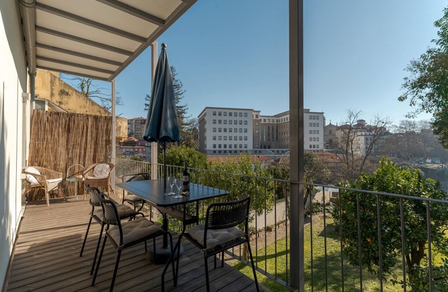 Industrial Design Apart at City Center with Shared Garden, Wi-Fi and Air Conditioning