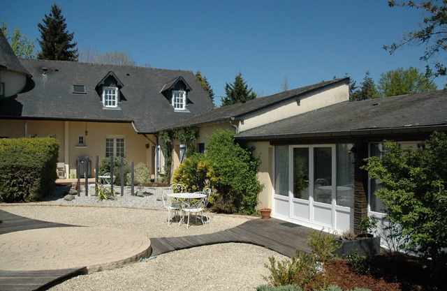 Industrial-Style Cottage near Le Mans - 2 BR, Garden, Pool Access, All-Inclusive