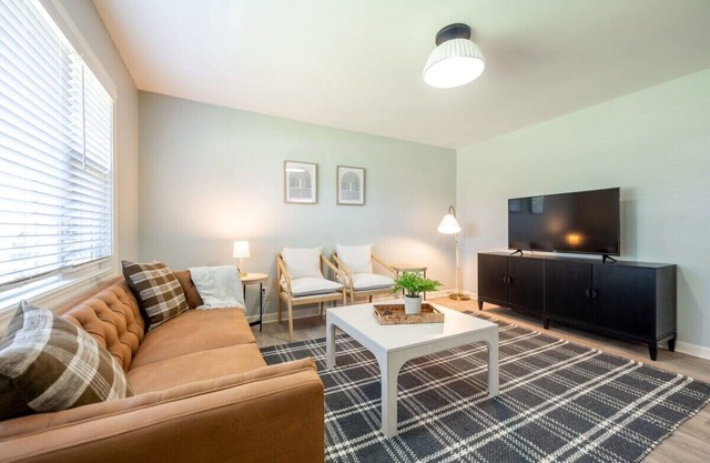 Indy Cottage Bliss: Comfort & Style Await You