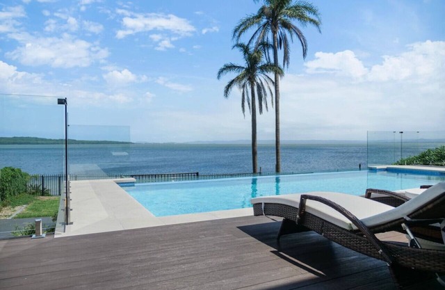 Infinity on Moss Panoramic Lakefront 6 BDRM Villa