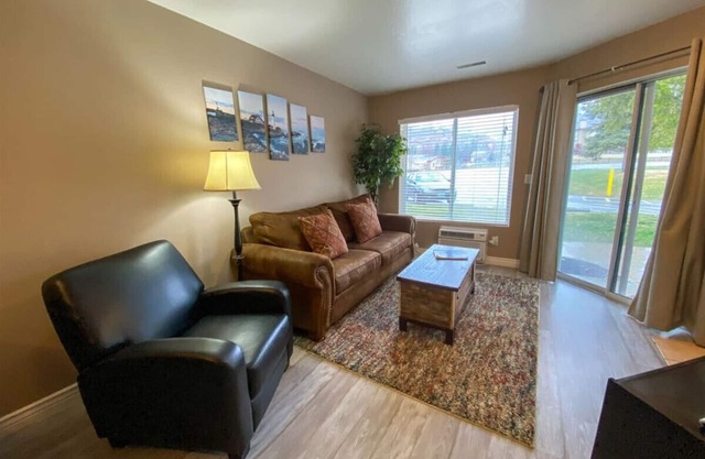 Inn Building Condo #110 (Pet friendly, free Wi-Fi)