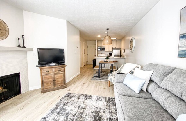 Inn Building Condo #213 Pet friendly, Patio view!