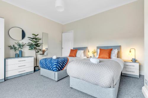 Inspira Stays - Stylish Modern 2 Bedroom House - 7 Mins from M1 - Free Parking - Wifi & Smart TV