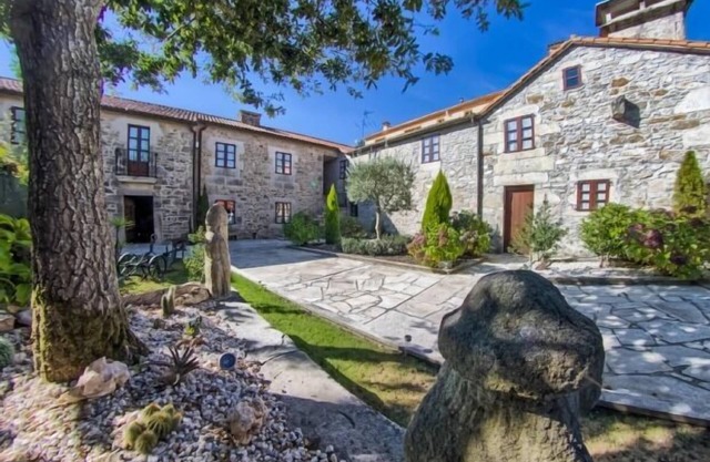 Integral Country House Rental with Pool and Large Garden