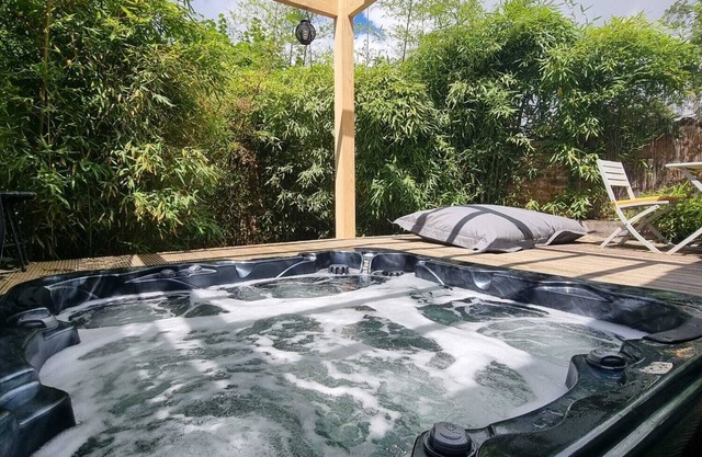 Intimate house with spa and sauna 30 minutes from Lyon. Relaxation and privacy.