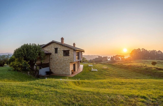 Intimate retreat overlooking the sea