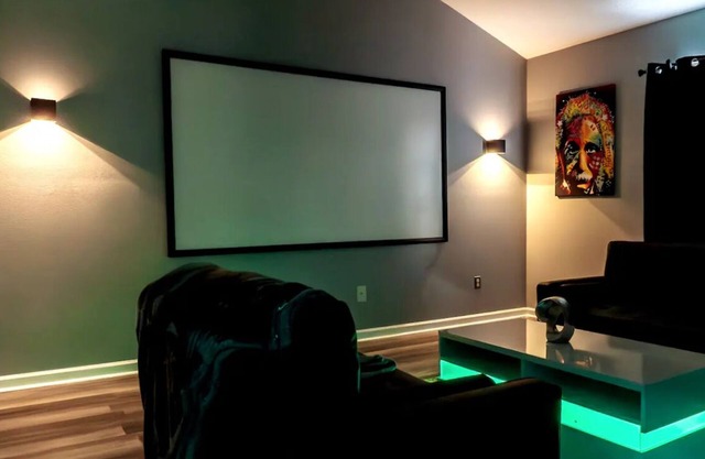 Intimate stay&private community w/theatre room mins from downtown&close to lake!