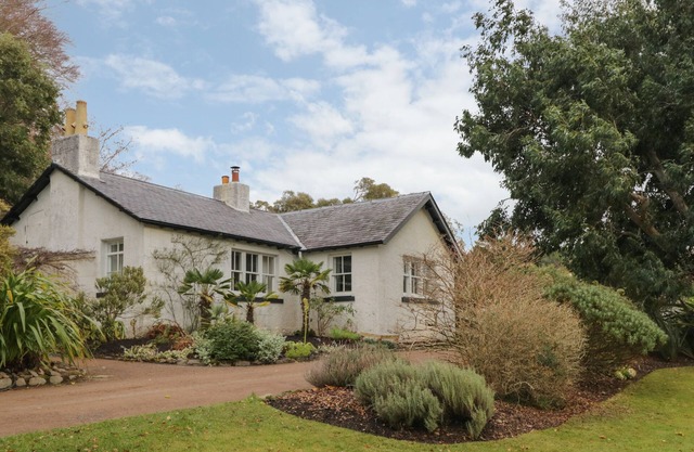 INVEREWE - GARDEN LODGE, family friendly, with a garden in Poolewe
