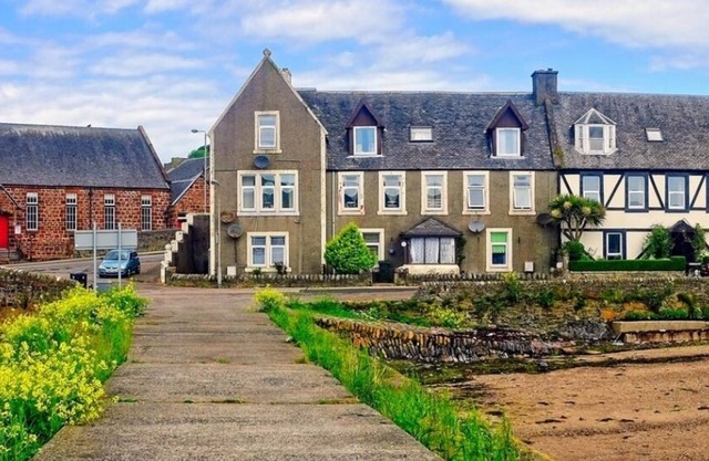 Inviting 1-Bed Apartment in Campbeltown Loch views