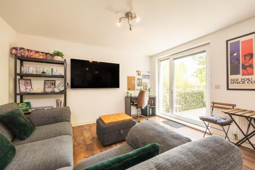 Inviting 1-Bed Flat with Patio near Lochend Park